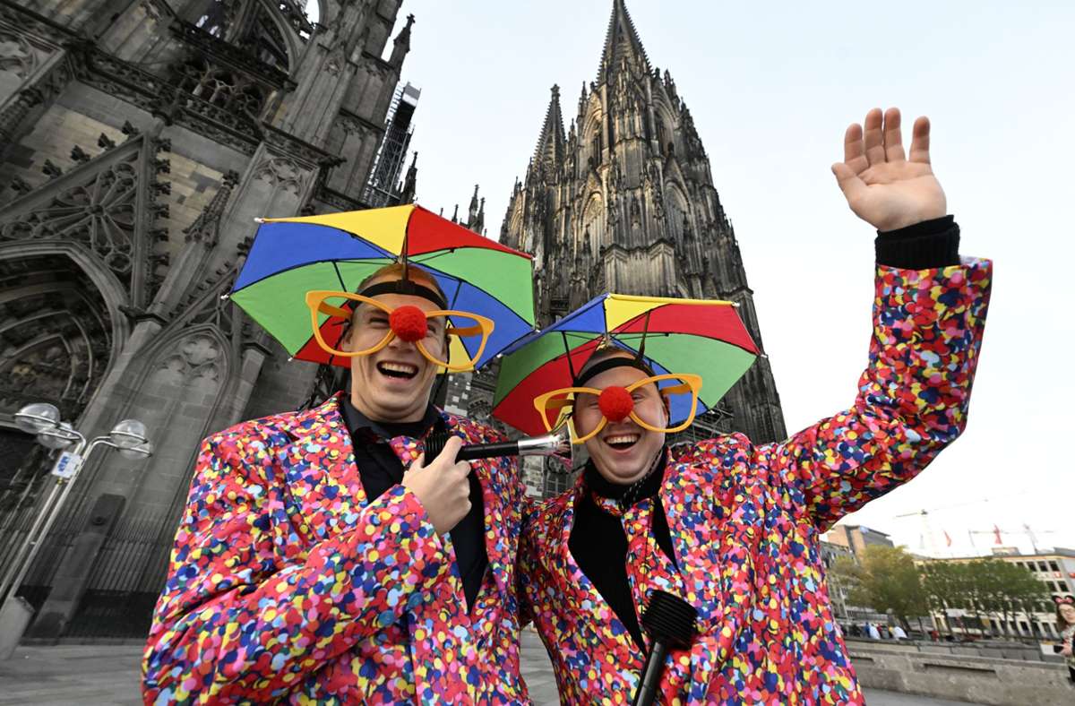 Köln –  Karnevalisten feiern vor dem Dom: Der Kölner Karneval ist ein rheinisches Volksfest, das jährlich von Millionen Menschen gefeiert wird. Er wird mundartlich auch Fastelovend oder Fasteleer genannt.