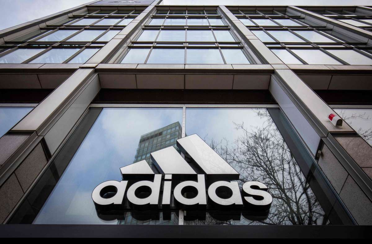 Negativpreis für Adidas: Gewerkschafterinnen kritisieren Werbung mit nackten Busen