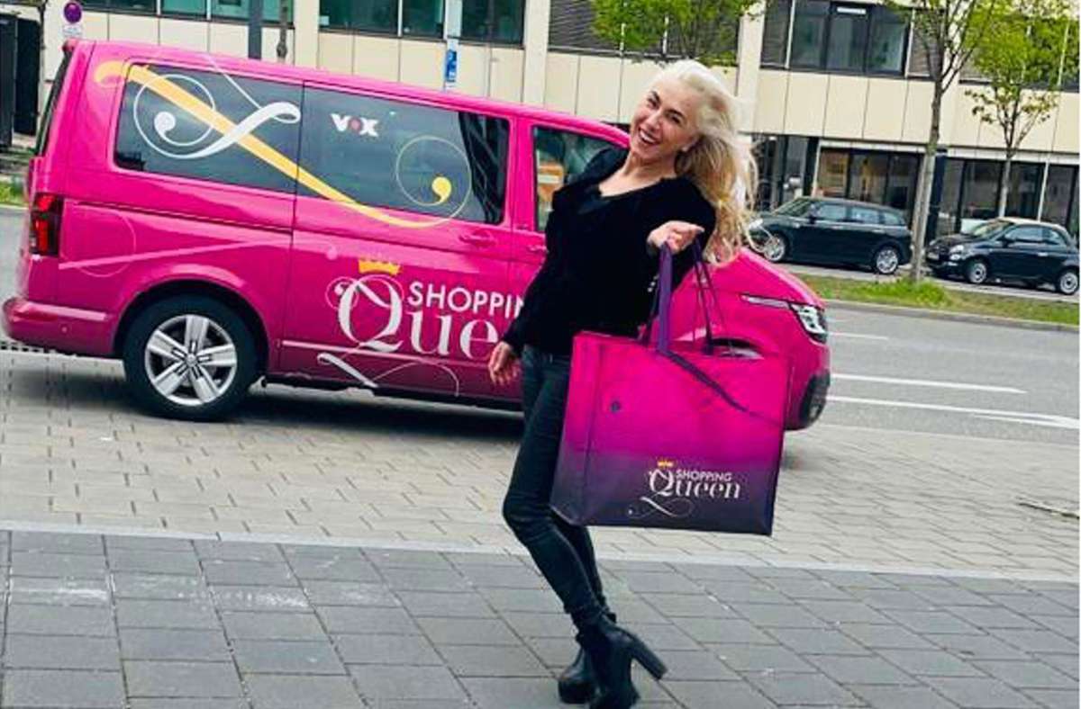 Ayse Caliskan vor dem Auto von „Shopping Queen“.