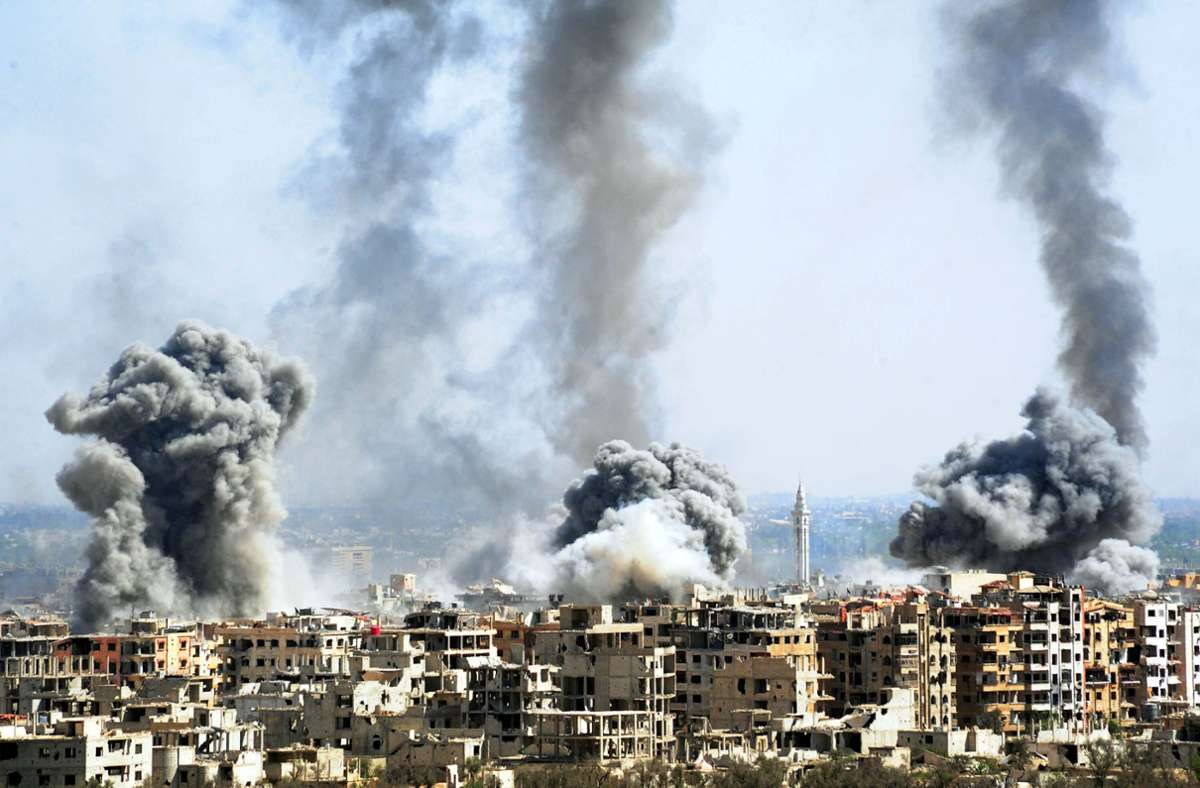 Im Jahr 2018 steigt Rauch nach dem Einschlag einer Rakete der syrischen Armee über Duma auf.