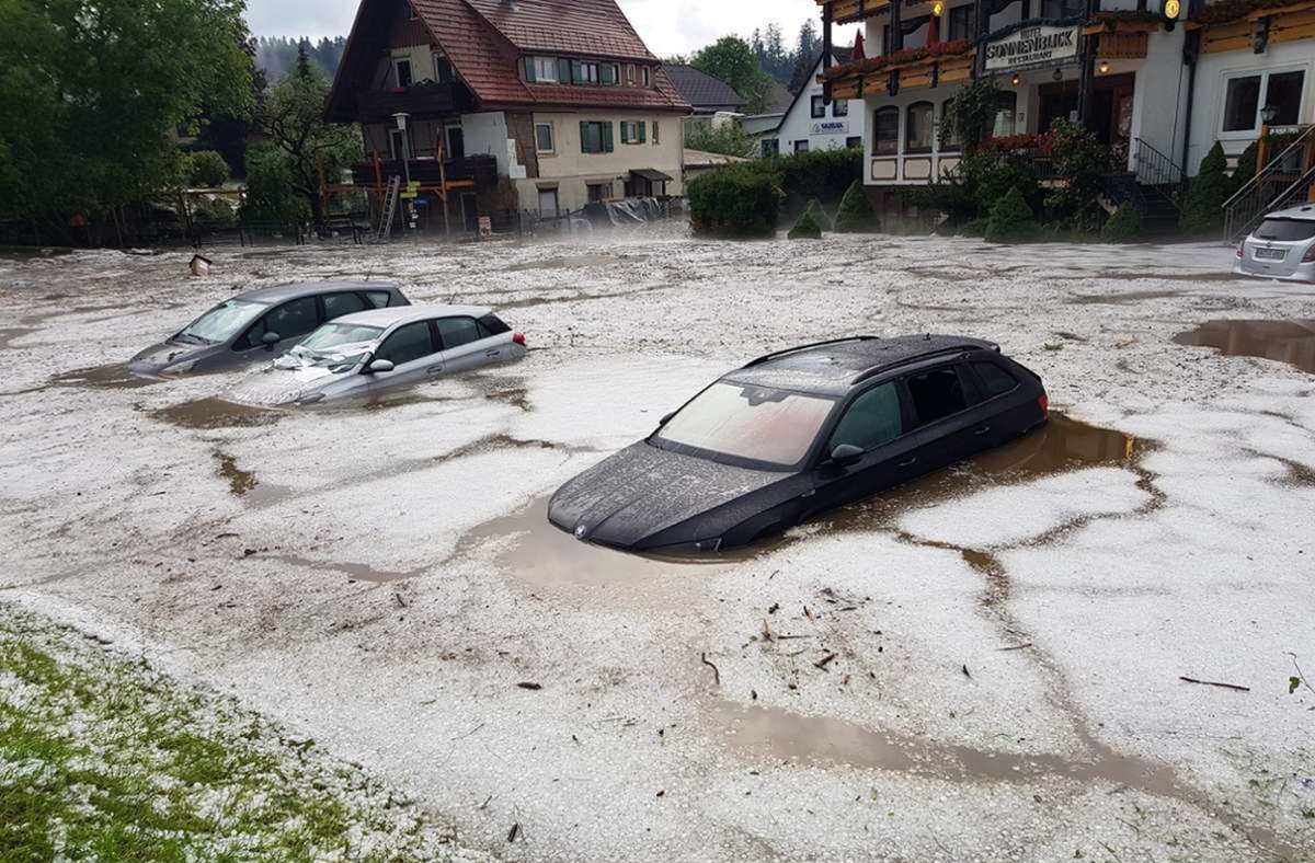 Die Autos auf dem Parkplatz des Hotels Sonnenblick gingen in den Fluten völlig unter.
