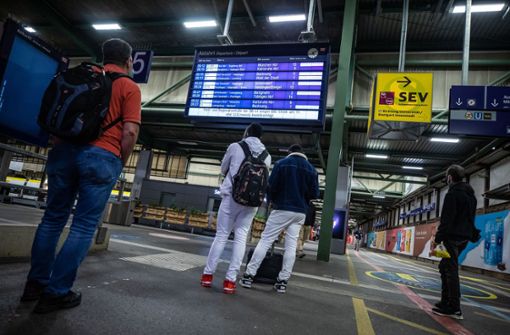 Bahnreisende – wie hier in Stuttgart – müssen sich auf Verspätungen und Zugausfälle einstellen. Foto: dpa/Christoph Schmidt
