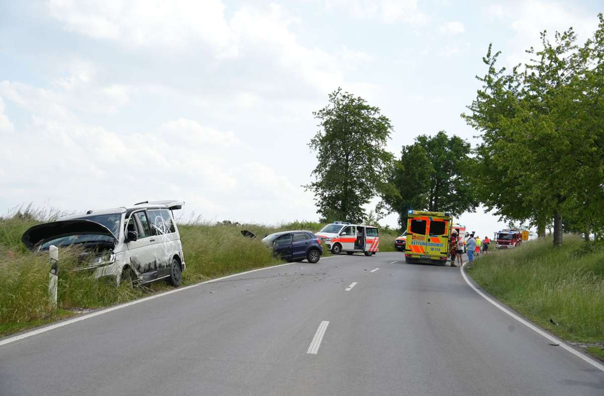 Unfall auf Kreisstraße bei Schönaich: Polo-Fahrer kracht in VW-Campingvan