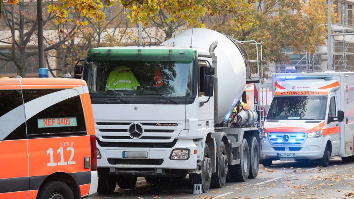 Unfall in Berlin: Betonmischer erfasst Frau – Aktivisten blockieren Rettungseinsatz