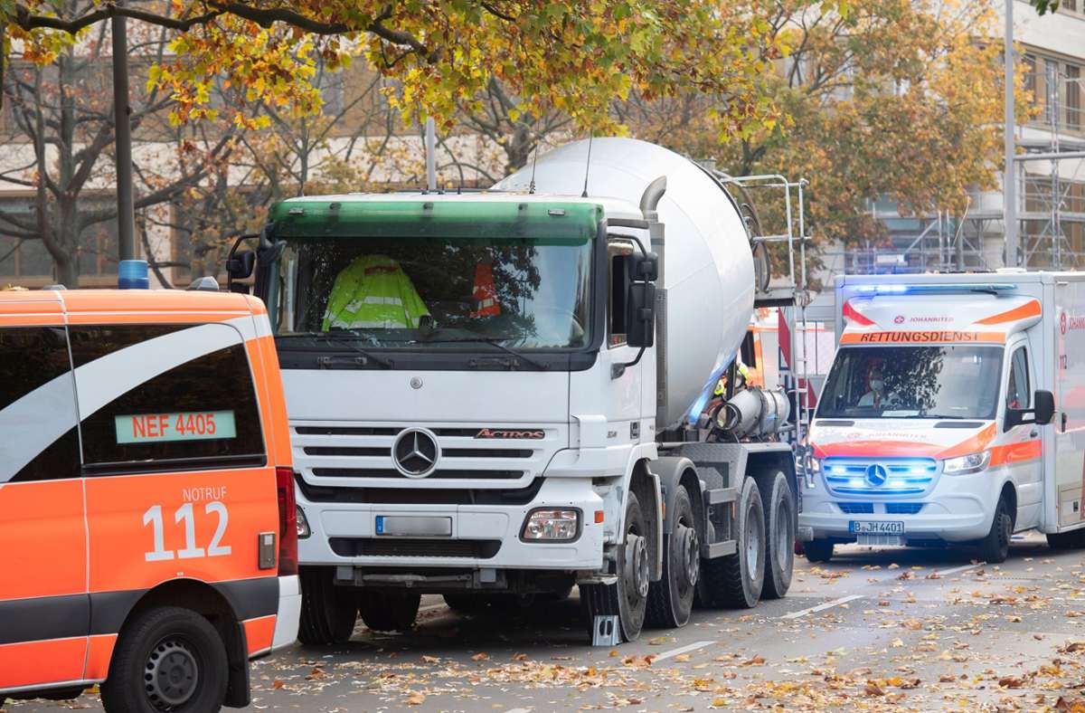 Eine Frau war am Montagmorgen unter einem Lastwagen in Berlin eingeklemmt worden.