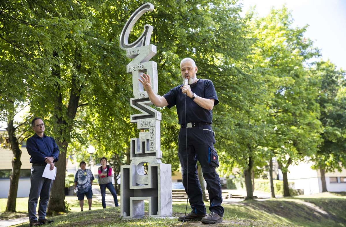 Der Künstler Gerhard Roese mit eine seiner Skulpturen bei der Erinnerungsveranstaltung zum Aufarbeitungsprozess der Missbrauchsfälle