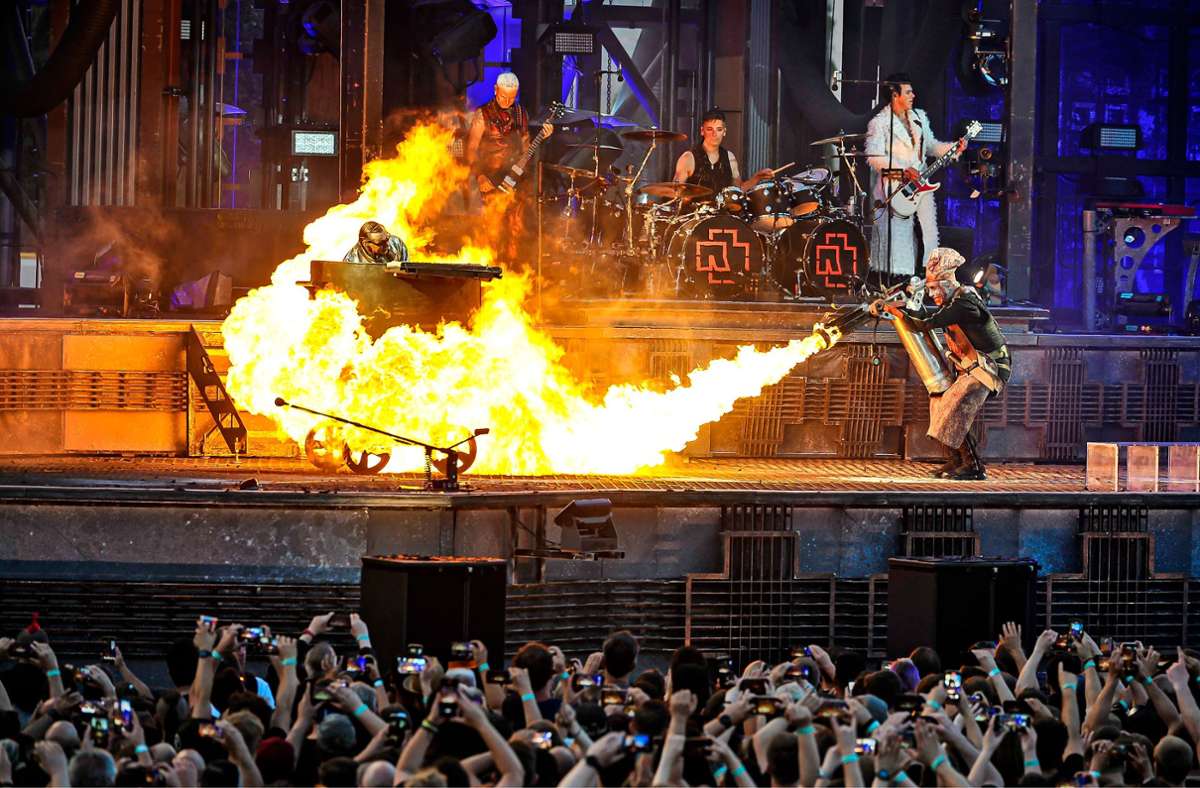 Rammstein unterhalten die Fans auf dem Cannstatter Wasen mit einer zweieinhalbstündigen Pyro-Metal-Show.