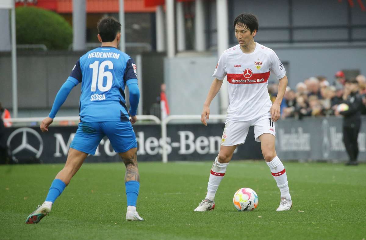 Genki Haraguchi (rechts) stand wie zuletzt in der Liga auch gegen Heidenheim im Mittelfeld in der VfB-Startelf.