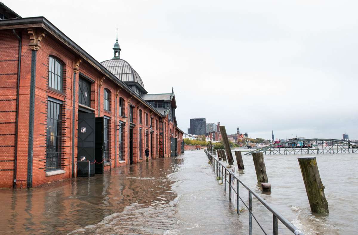 Der Hamburger Fischmarkt stand nach der Sturmflut unter Wasser. Foto: dpa/Daniel Bockwoldt