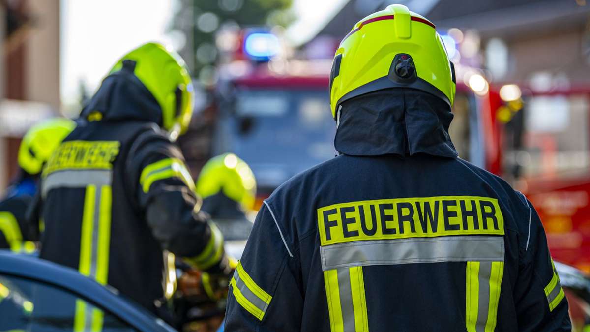 Reichenbach Kreis Esslingen: Mini Cooper  fängt bei Fahrt Feuer – Flammen aus dem Motorraum