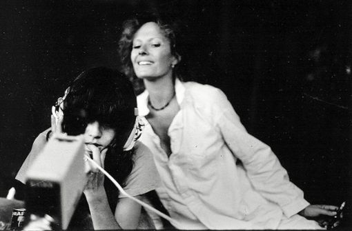 Delphine Seyrig (rechts)  und Maria Schneider während der Tournee von „Sois belle et tais-toi!“ („Sei schön und halt die Klappe!“), 1975 . Foto: WKV/Courtesy Seyrig Archive