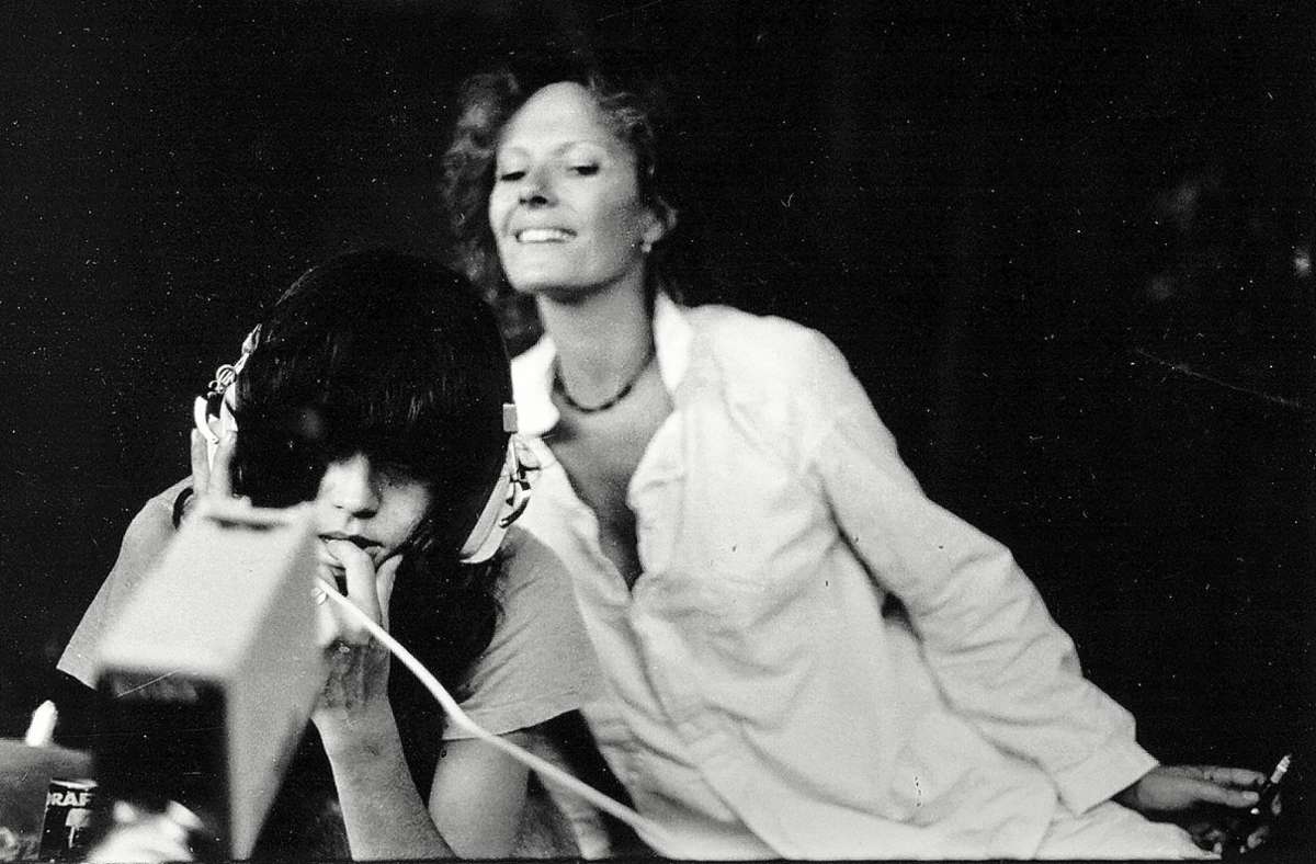 Delphine Seyrig (rechts)  und Maria Schneider während der Tournee von „Sois belle et tais-toi!“ („Sei schön und halt die Klappe!“), 1975 .