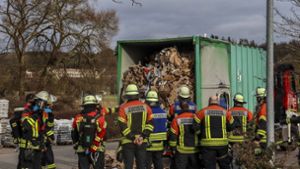 Qualmender Papiercontainer    ruft Feuerwehr auf den Plan