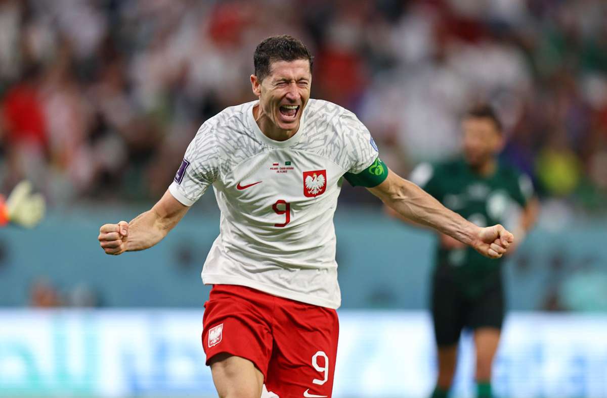 Polens Starstürmer Robert Lewandowski gelingt im  Gruppenspiel  gegen Saudi-Arabien (2:0) das erste WM-Tor seiner Karriere überhaupt – was er überschwänglich bejubelt. In unserer Bildergalerie blicken wir auf die weiteren speziellen Augenblicke der bisherigen WM zurück.