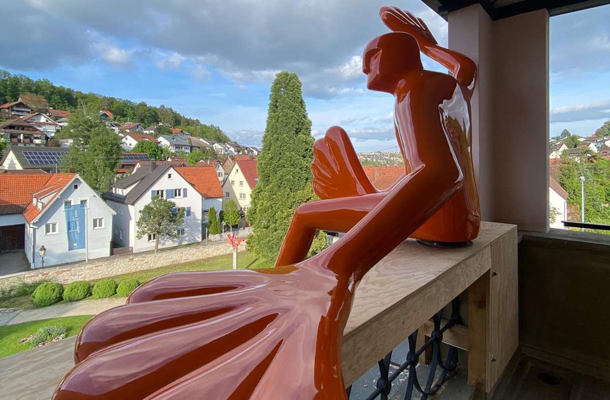 Rosalies Kunst  verwandelt Schloss Dätzingen: Was macht der Flossi auf dem Balkon?