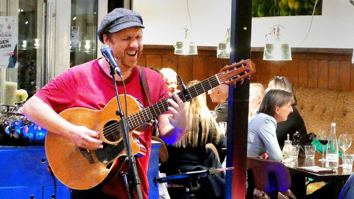 Ex-„Dicke Fische“-Musiker tritt  in Holzgerlingen auf: Jürgen Ammann begeistert auch als Solist
