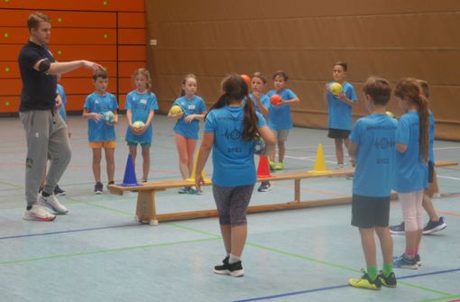 Profi Andri Mar Runarsson hatte sich als eine Spielform das Hütchenwerfen für die Kids beim Handballcamp des TSV Ehningen ausgesucht. Foto: Harald Rommel