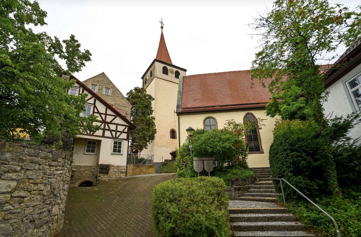 War einst sichere Zuflucht für die Bewohner von Weissach: die Kirchenburg samt Wehrturm und Ulrichskirche.