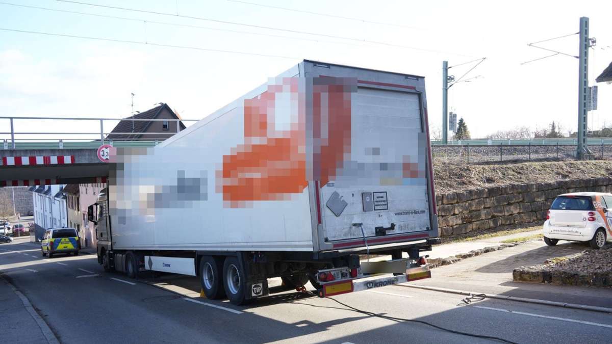 Lkw-Falle in Magstadt: Lastwagen bleibt unter Brücke stecken – mal wieder