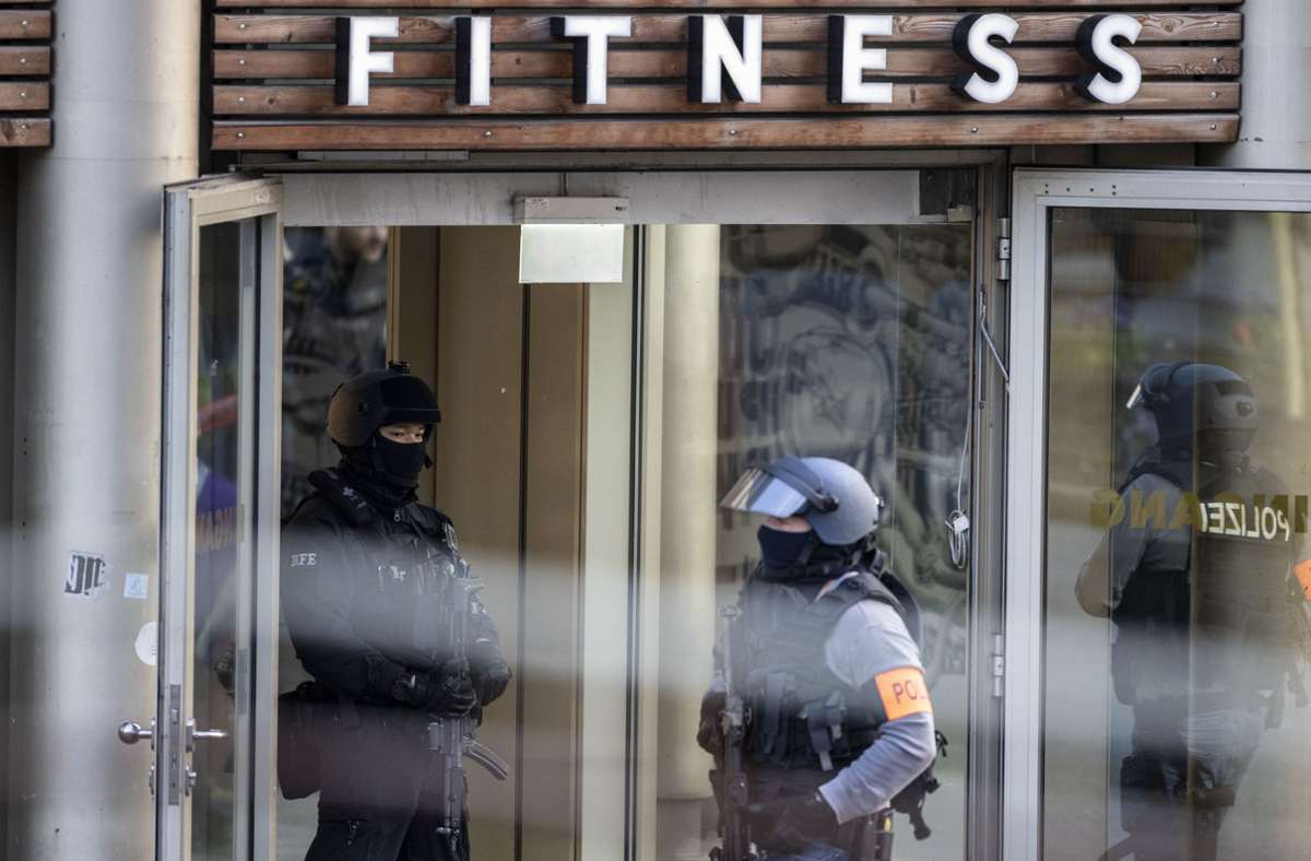 Amok-Tat in Duisburg?: Mehrere Schwerverletzte bei Attacke in Fitnessstudio – Täter flüchtig