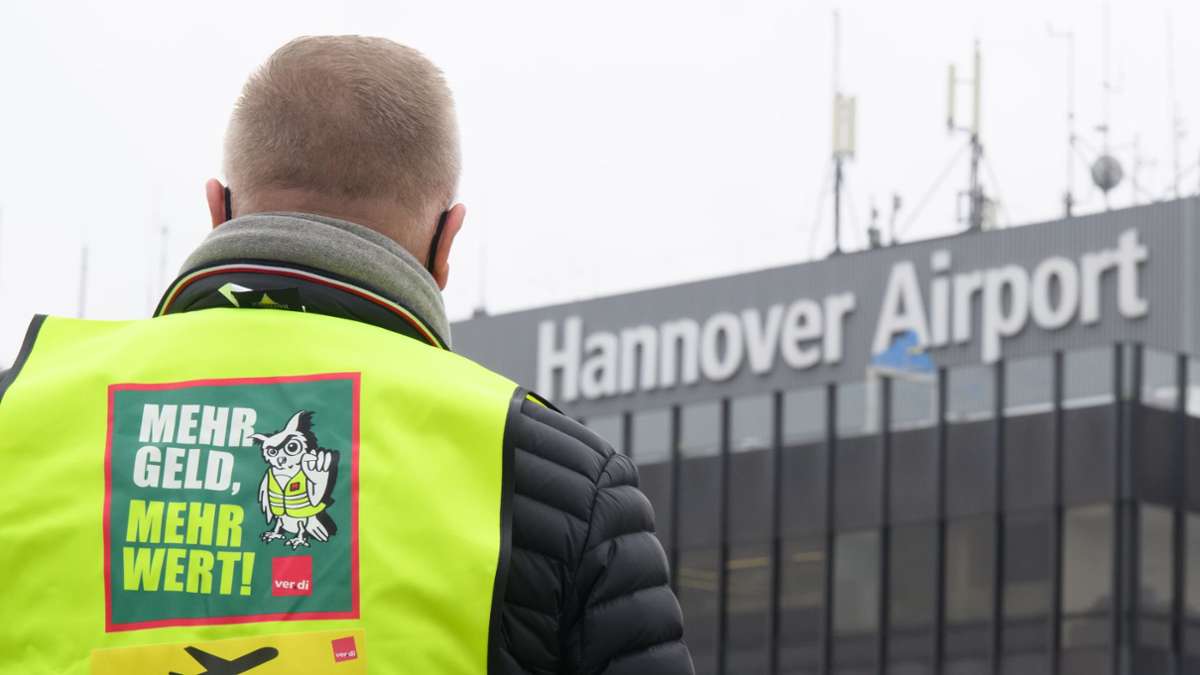 Die Luftsicherheitskräfte vom Flughafen Hannover legen ihre Arbeit nieder. (Archivbild)