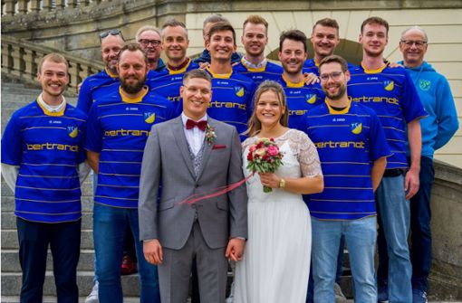 Ehningens stellvertretender Fußball-Abteilungsleiter Andreas Bäuerle hat seine Helena geheiratet: Die Kicker standen da natürlich Spalier. Foto: privat