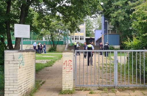 Die Polizei führte an der Schule in Essen Befragungen durch. Foto: dpa/Markus Gayk
