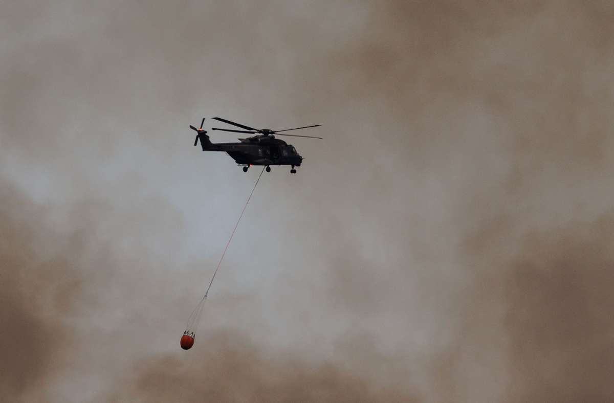 Ein Hubschrauber fliegt zu einem Löscheinsatz in der Nähe von Triest, wo ein großer Waldbrand wütet.