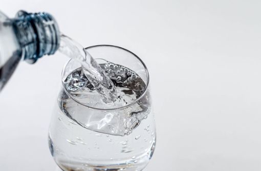 Der Getränkehersteller Markengetränke Schwollen ruft vorsorglich eines seiner Mineralwasserprodukte zurück. (Symbolfoto) Foto: IMAGO/MiS/IMAGO