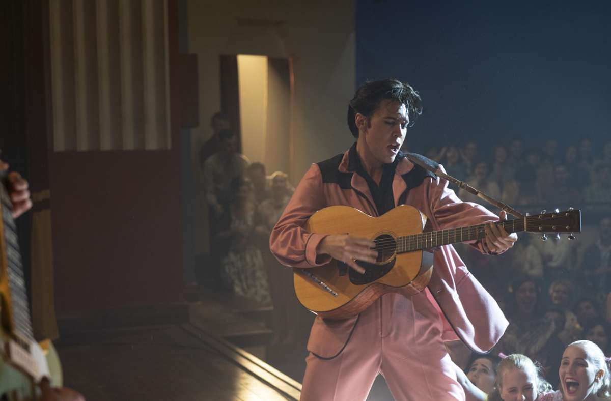 Szene mit Austin Butler in der Hauptrolle des King of Rock-’n’-Roll im Film „Elvis“ von Regisseur  Baz Luhrman
