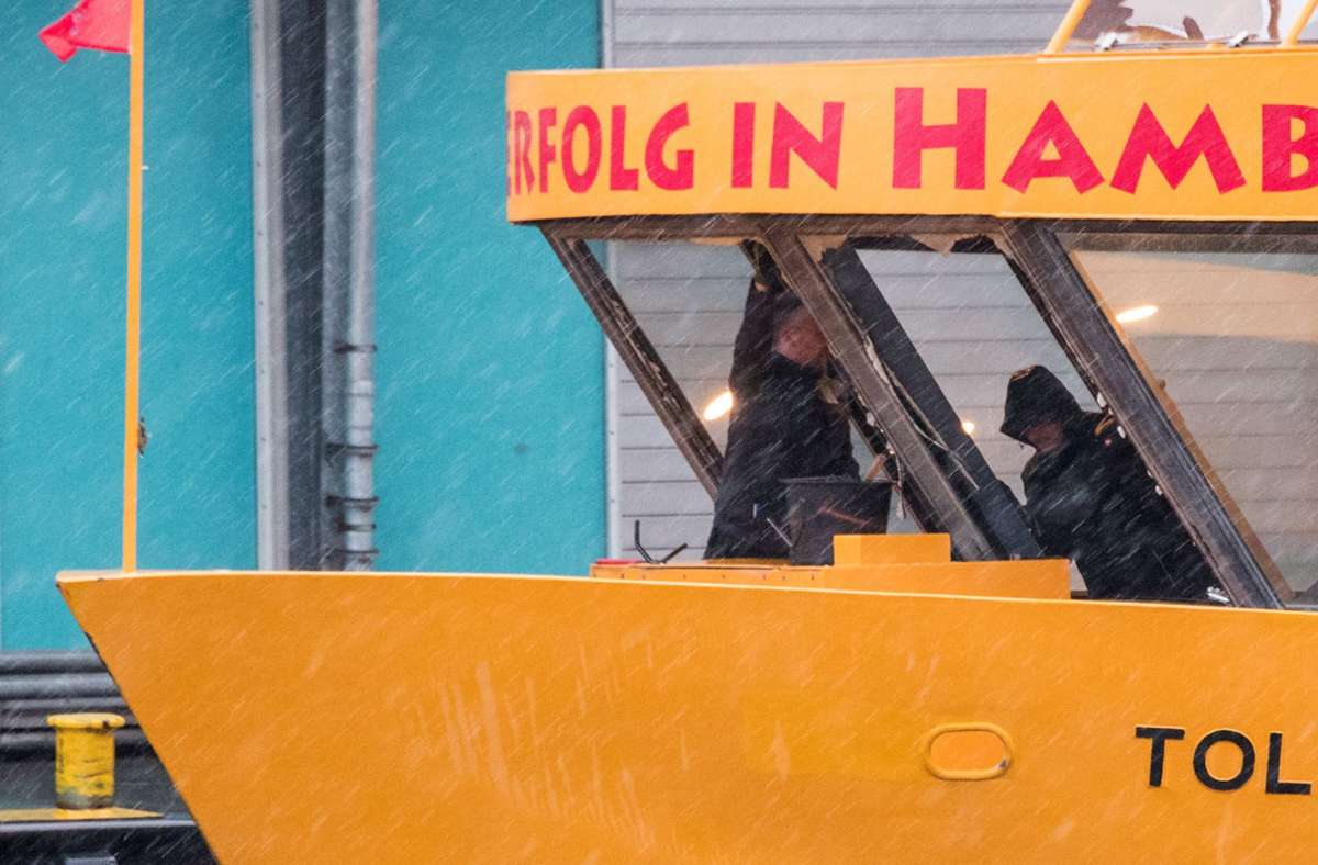 Sturmtief in Hamburg: Welle zerschlägt Frontscheiben von Elbfähre