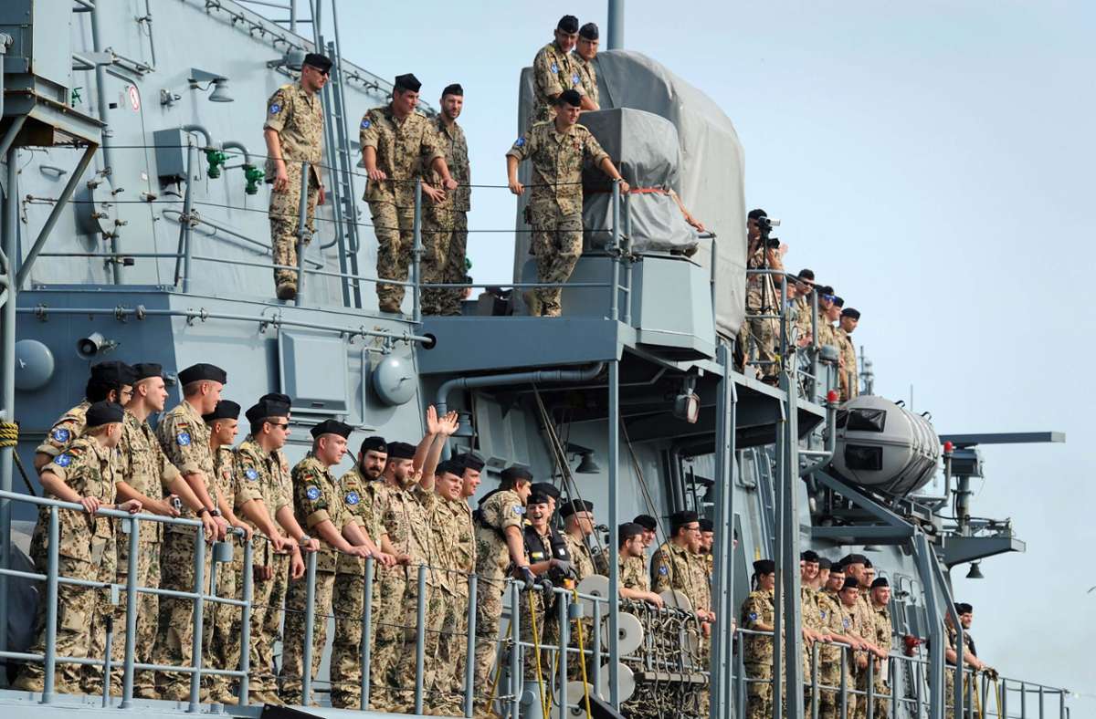 Die Fregatte „Bayern“ bei der Rückkehr im Juli 2015  in den  Heimatstützpunkt Wilhelmshaven –  nach  einem fünfmonatigen Einsatz vor Somalia. Foto: picture alliance / dpa/Ingo Wagner