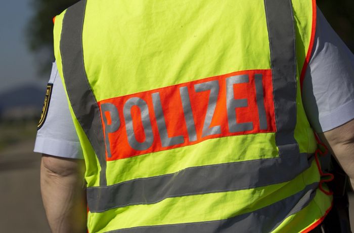 Möglicher Unfall in Weil im Schönbuch: Radkleidung und beschädigten Helm bei Weiler  Hütte  gefunden