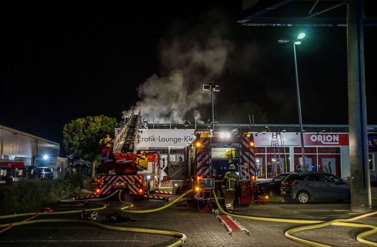 In der Nacht auf Montag mussten Einsatzkräfte der Feuerwehren, Böblingen, Holzgerlingen, Aidlingen und Sindelfingen ins Böblinger Industriegebiet Hulb ausrücken.