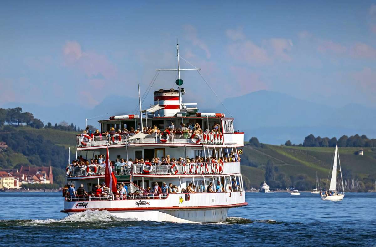 Ziemlich was los am Bodensee: Ein österreichisches Passagierschiff bringt Besucher von der Insel Mainau zurück aufs Festland. Foto: imago//Arnulf Hettrich