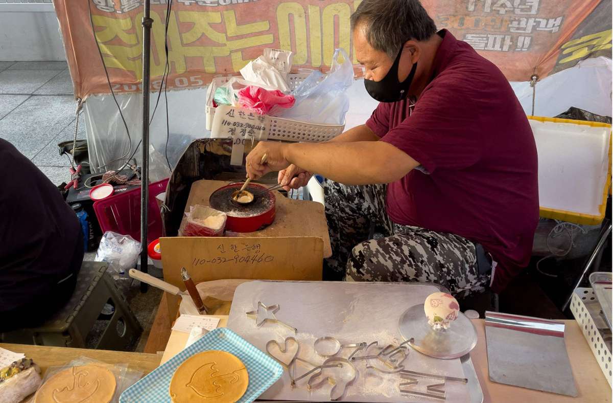 Straßenverkäufer in Seoul: Hier werden die Kekse aus „Squid Game“ gebacken