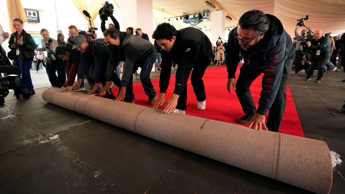 Vier Tage vor den 96. Academy Awards rollen Mitarbeiter den roten Teppich im Dolby Theatre in Los Angeles aus.