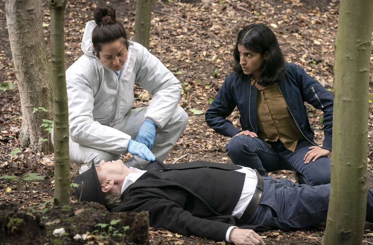 Vivian Peters (Judith Goldberg) und Annika Kröger (Banafshe Hourmazdi) untersuchen die Leiche im Wald.