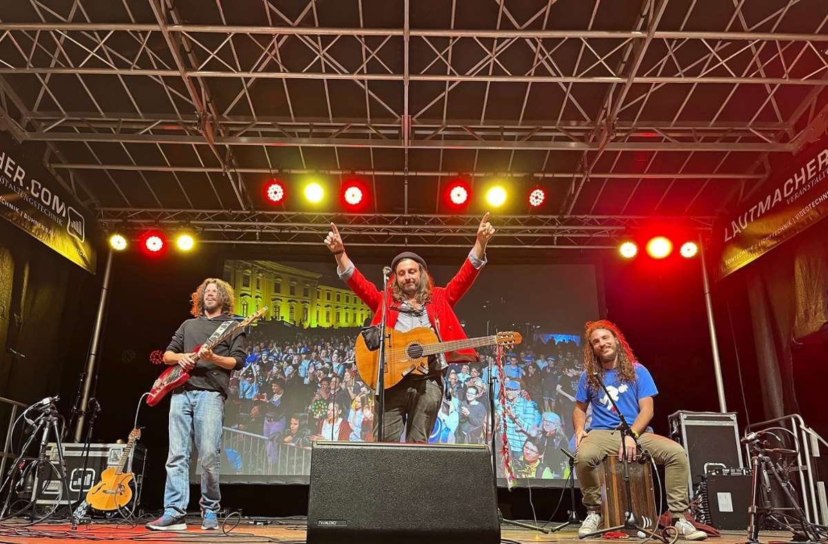 Die Folkrock-Band Gap’s Orchestra  um den charismatischen Frontman Alessandro Vasta ist zum Sieger des Straßenmusikfestivals gekürt worden.