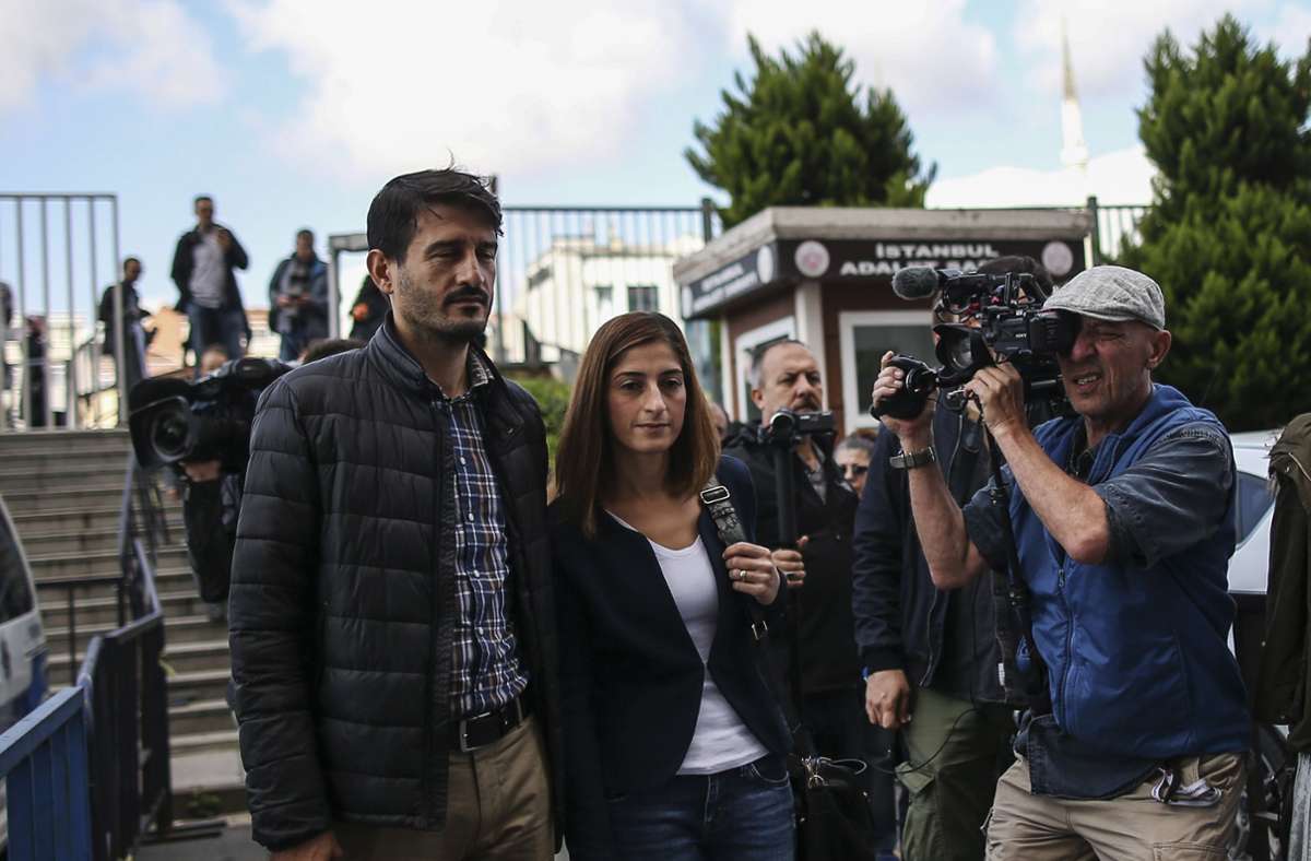 Die deutsche Journalistin und Übersetzerin Mesale Tolu kommt in Begleitung ihres Ehemannes Suat Corlu zu ihrer Gerichtsverhandlung in Istanbul im Oktober 2018. Am Montag wurde sie nun freigesprochen. Foto: dpa/Emrah Gurel
