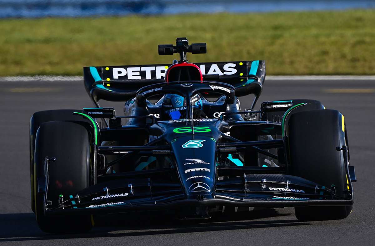 Der neue Mercedes-Bolide für die Formel-1-Saison auf einer ersten Testfahrt auf der Rennstrecke.