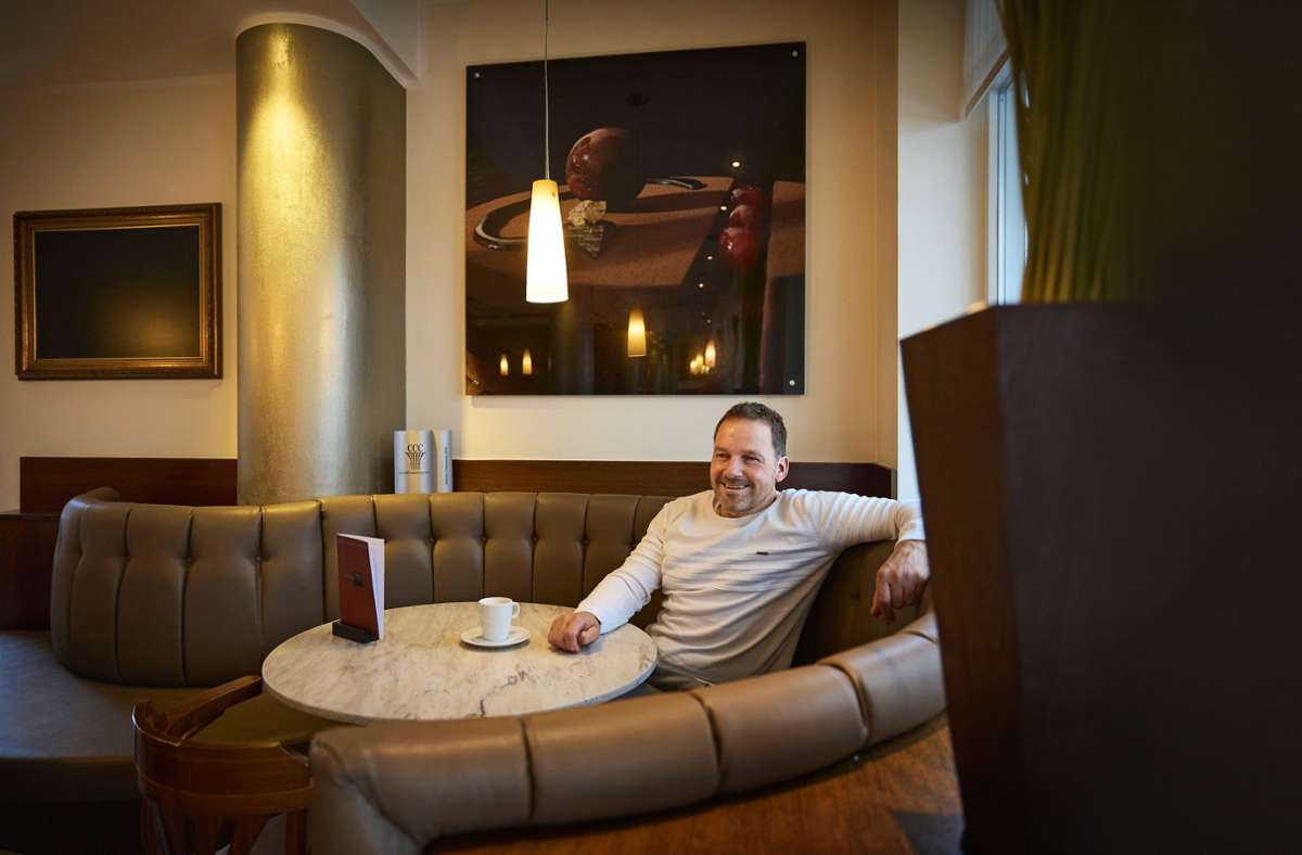 Ein seltener Moment der Muse: Jürgen Stolz macht mal  Pause und trinkt einen Kaffee in seinem Café.