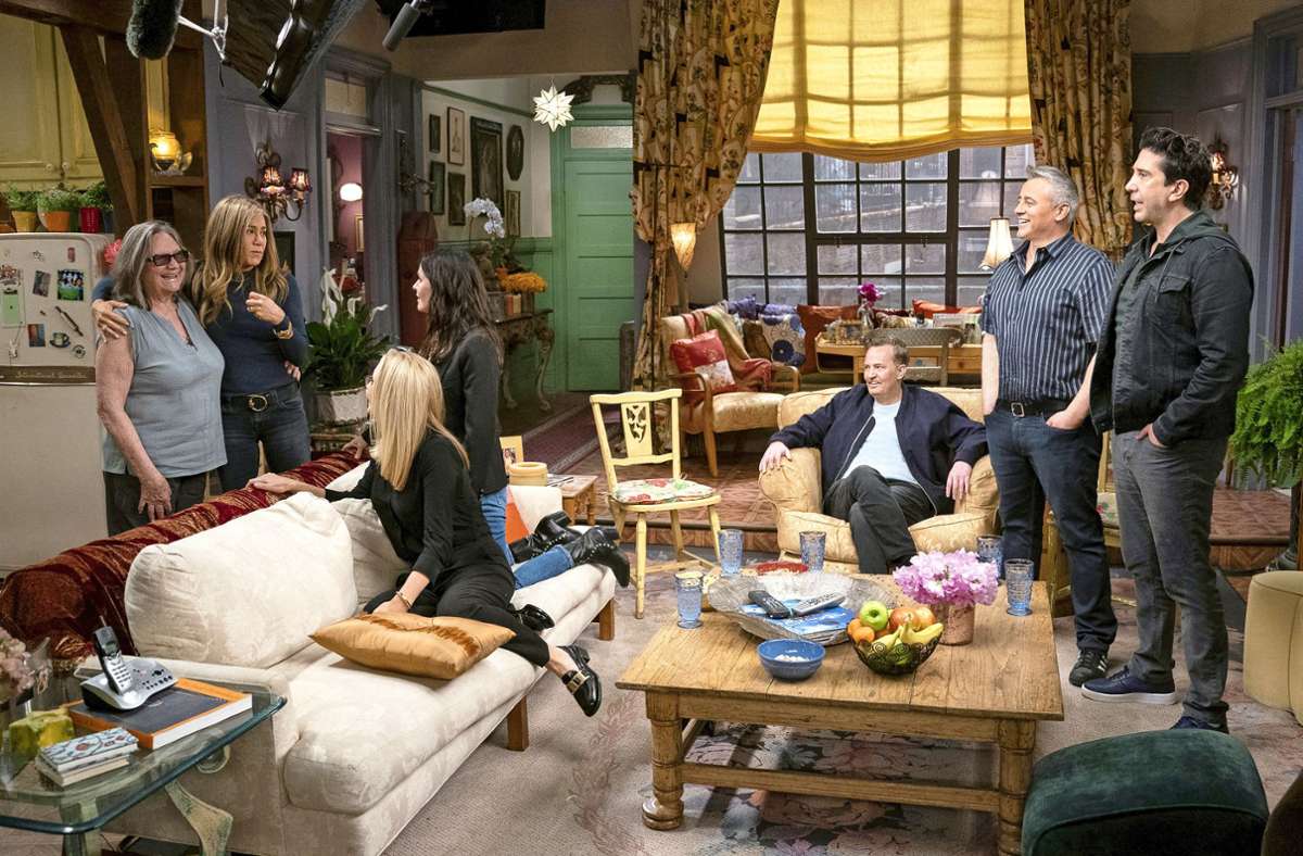 Zurück in Monicas Appartement: Die „Friends“-Darsteller schwelgen mit ihren Fans in Erinnerungen Foto: ©2021 WarnerMedia