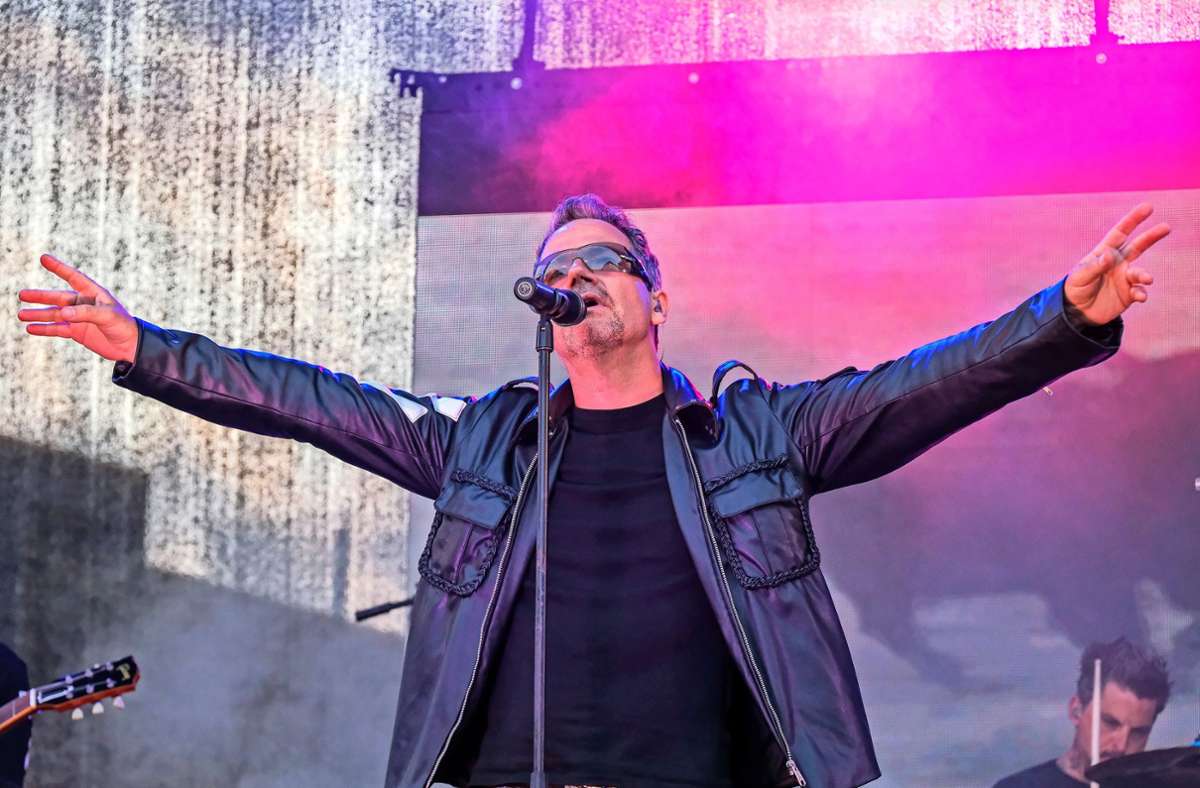 Michael Mold spielt Bono nach – inklusive typischer Sonnenbrille.