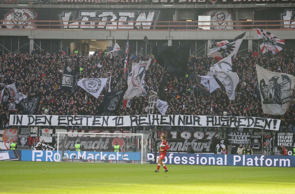Das provokante Spruchband der Frankfurter Fans war womöglich der Auslöser für eine Auseinandersetzung nach der Partie. Foto: Pressefoto Baumann/Hansjürgen Britsch
