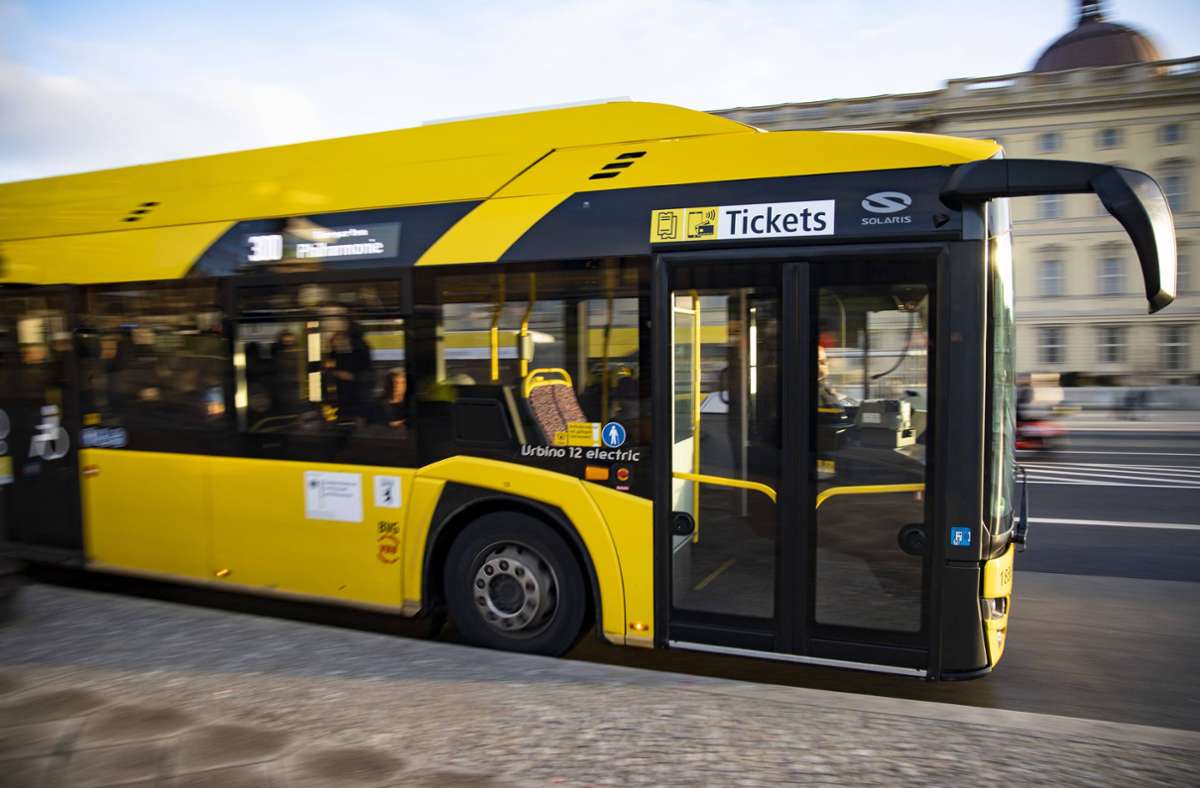 Berlin-Spandau: 40 Menschen heben Bus an – und retten so eingeklemmten Teenager