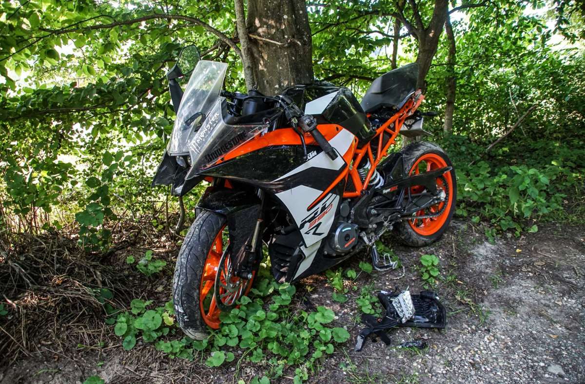 Verunglückter blieb zunächst  unentdeckt liegen: 18-jähriger Motorradfahrer kommt bei Unfall in Weissach ums Leben