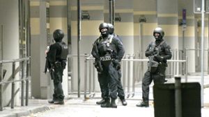 Bewaffneter mit Geisel auf Flughafengelände –  Betrieb eingestellt