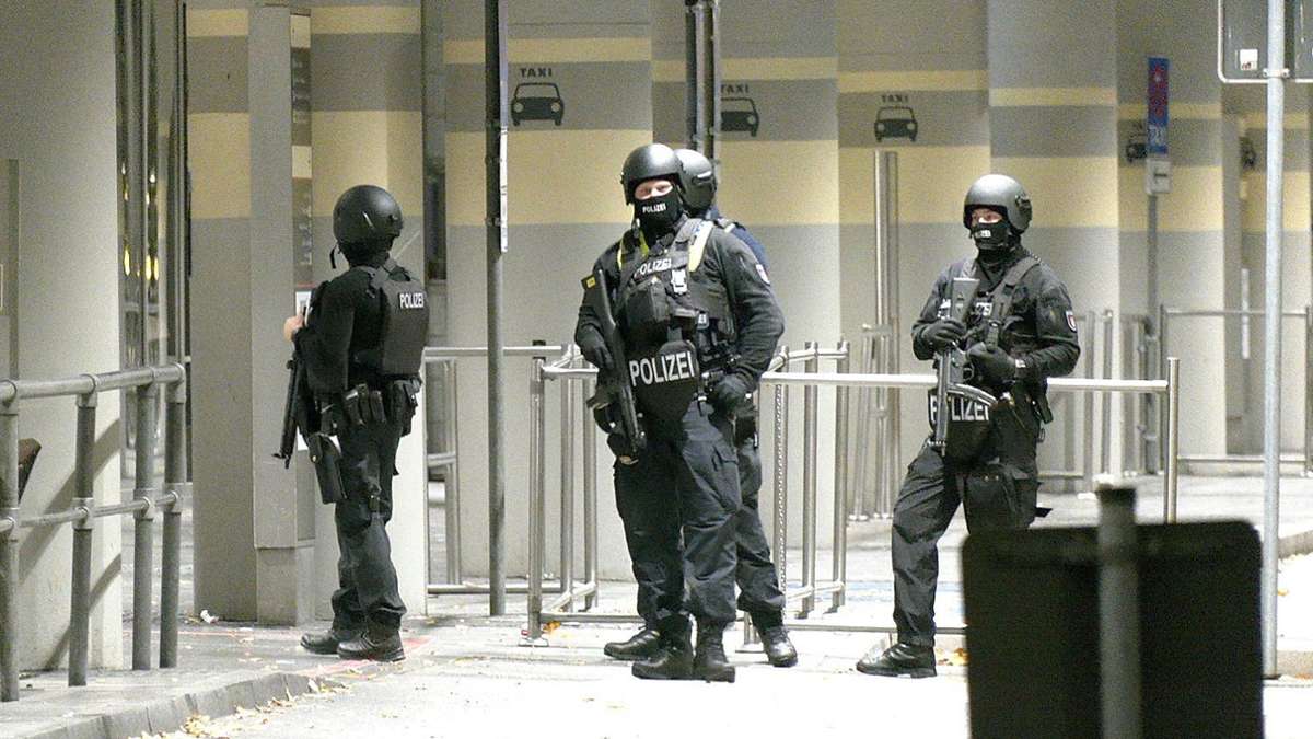 Hamburg: Bewaffneter mit Geisel auf Flughafengelände –  Betrieb eingestellt