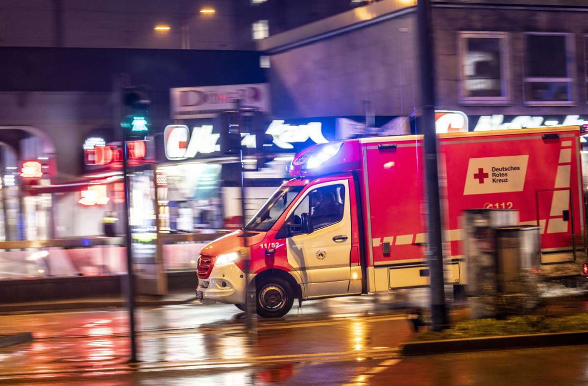 Nahe Köln: Beifahrer tot, Junge schwer verletzt – Fahrer flieht nach Unfall
